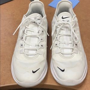 White Nike air Max Axis sneakers